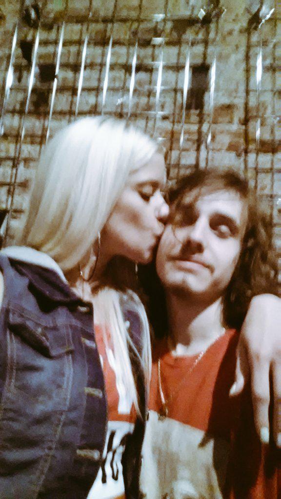M0LLYL0LLY's tweet photo. Hahaha😗😗 @Pouyalilpou wit the Mack http://t.co/QbfOCTy0RX