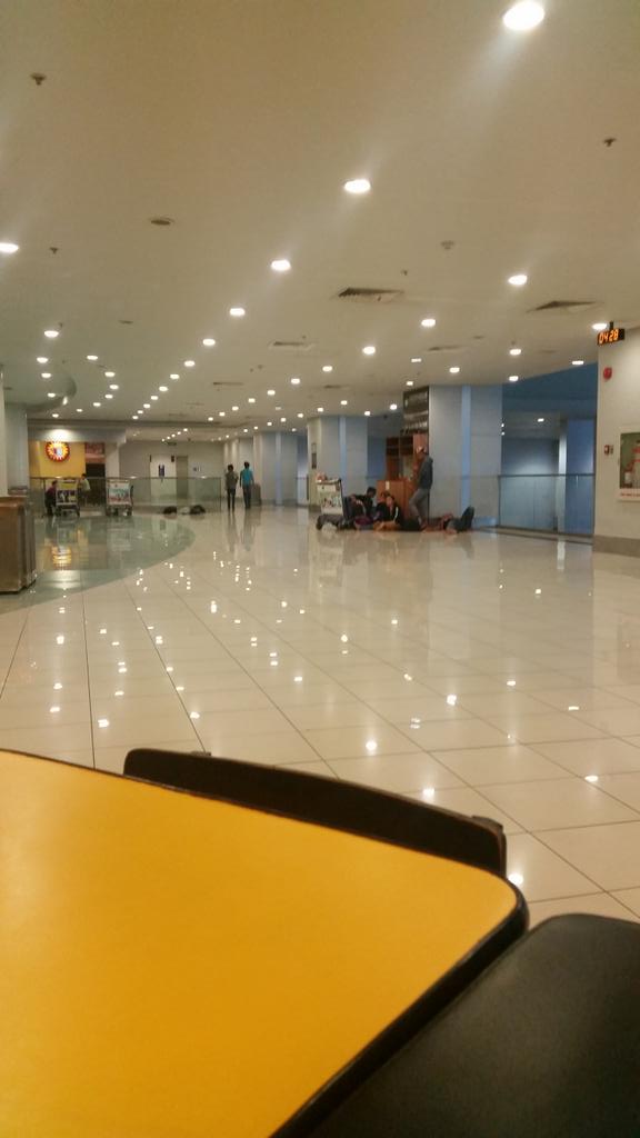 GianAlzaga's tweet photo. Can't believe how peaceful NAIA T3 is at this very moment. =))) #BicolBound http://t.co/72w3SMYlaq