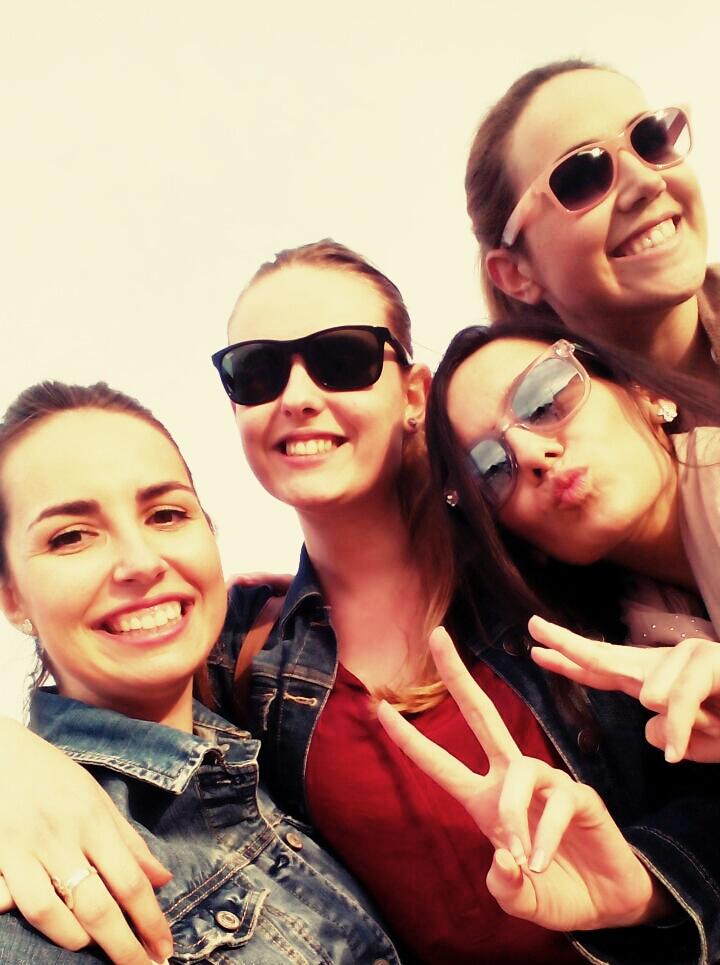 Ra_igle's tweet photo. Así se comienza un puente jovenassssaass!! Chalequis de excursión @SaraCayM @AndreaGarcsHues #Evita http://t.co/WdsAwATIlP