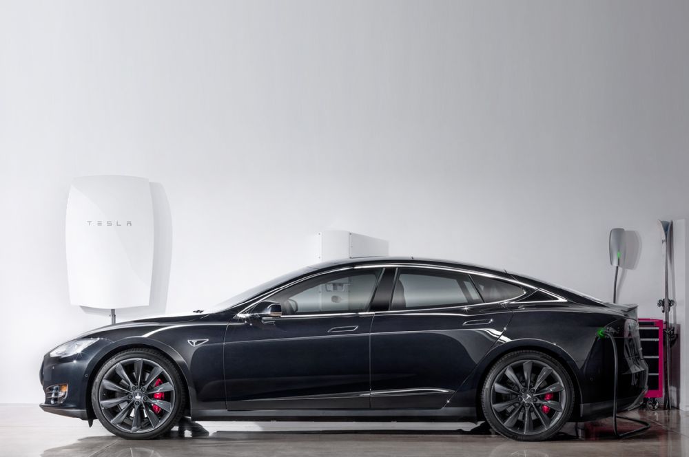 automobilemag's tweet photo. #Tesla is bringing its battery technology into your home: http://t.co/R7KjuU4E9H http://t.co/IKRrMfUitZ