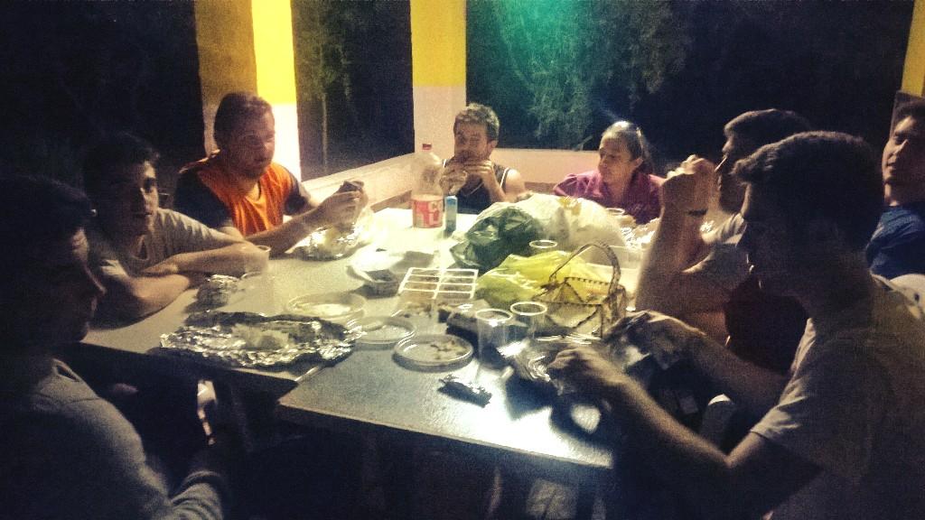 GloriaBA_'s tweet photo. Descansar de PFC y disfrutar de amigos. Tarde-noche perfecta!  @InmaDiez @Ruben2892 @DavidBerenguer9 @PabloPrezDevis http://t.co/5jYcCiNN3N