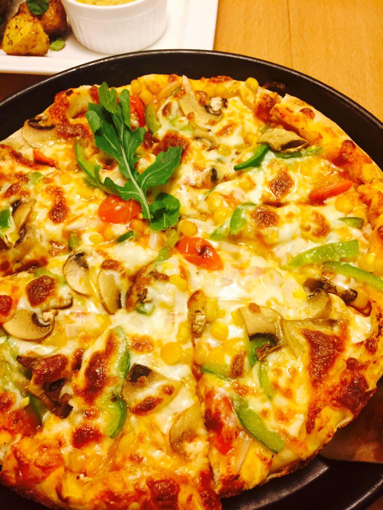 NJLahori's tweet photo. My fav pizza at Sweet Affairs Lahore Defense! @asmashariq123 it rocked! http://t.co/QRibx2GeJd