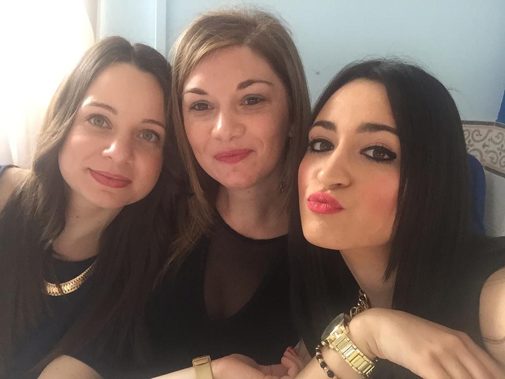mariadelmargil's tweet photo. Buen dia con mis niñas @CristynaLedeSma @Albittaa_95 #comunion #familia #osquiero 😘😘💟 http://t.co/rAAGpR8HpG