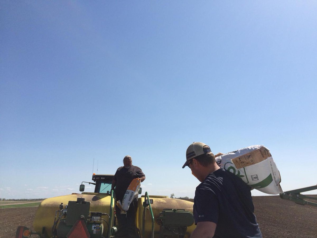jennytschetter's tweet photo. Loading the new planter the old-fashioned way. @patvanl #throwingbags #plant15 @harleylama @tschetterfarms http://t.co/YUg8KkLFGn
