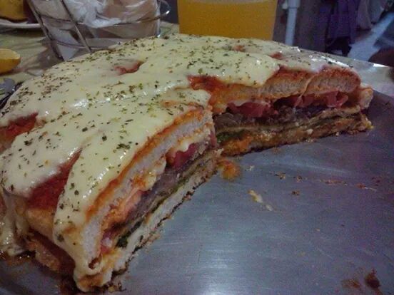 CuriosoTwit's tweet photo. Pizza de hamburguesa. Dios existe. http://t.co/qKfuJOgmtE