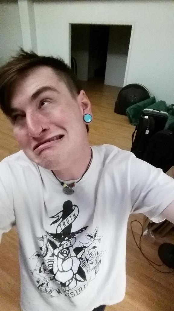 BabuXFrik's tweet photo. Got some sick new plugs and rep ping my boy @tlh_joshua with @TLHMinistry at work. Making them small stacks. #w3rd http://t.co/GuuMk1ysM2