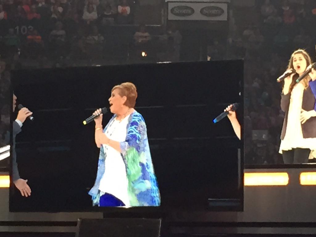 FriendsofSandi's tweet image. RT @womenoffaith: .@SandiPattyP takes the stage with her family at the #WOFLovedTour