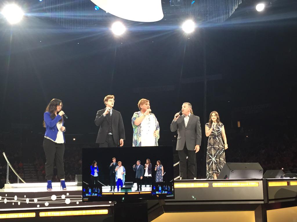 FriendsofSandi's tweet image. RT @womenoffaith: .@SandiPattyP takes the stage with her family at the #WOFLovedTour