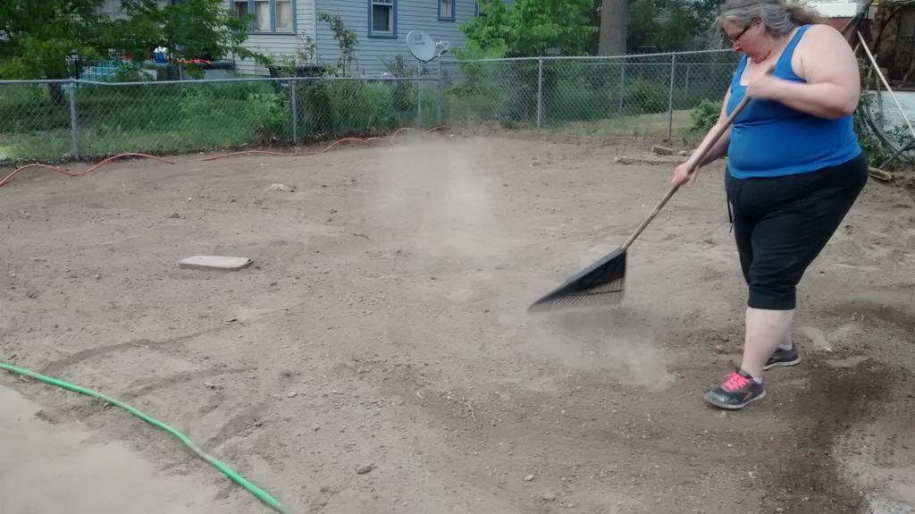 Blue199109's tweet photo. Putting new grass I'm this weekend Woot Woot! #PropertyBrothers #yardreno http://t.co/v7eWpttXLC