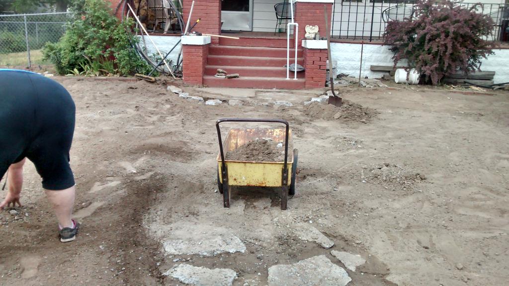 Blue199109's tweet photo. Putting new grass I'm this weekend Woot Woot! #PropertyBrothers #yardreno http://t.co/v7eWpttXLC