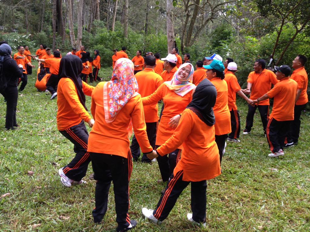 SelaparangTours's tweet photo. Suasana 'Ice Breaking' di trip outbound rombongan PDAM Giri Menang Mataram di Lembang. #BandungTrip http://t.co/baxvtDy82R