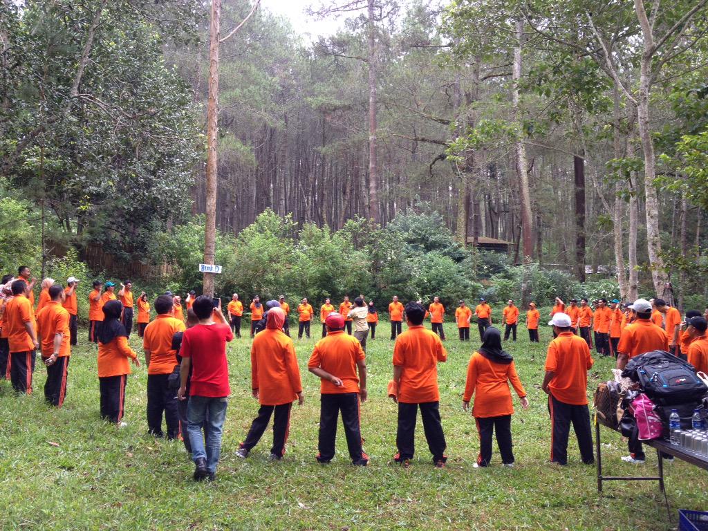 SelaparangTours's tweet photo. Suasana 'Ice Breaking' di trip outbound rombongan PDAM Giri Menang Mataram di Lembang. #BandungTrip http://t.co/baxvtDy82R