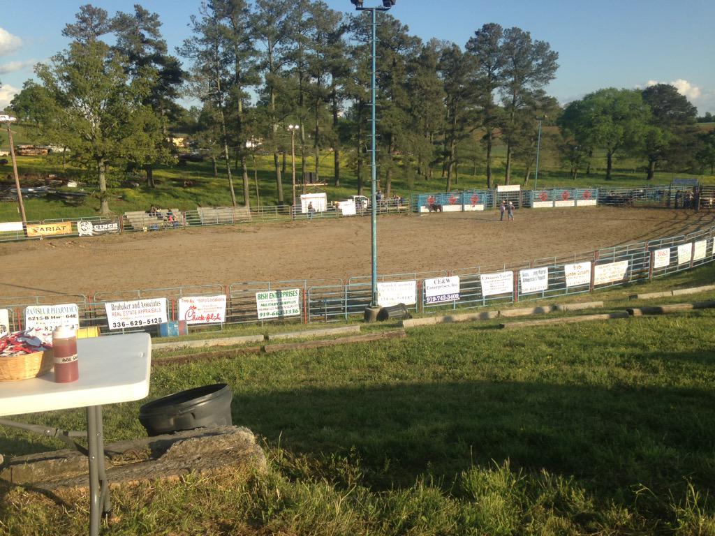 hannah_het's tweet photo. "the ropes the reins, the joy and pain, they call the thing rodeo" 🐎❤️ http://t.co/RoPSGizH1N