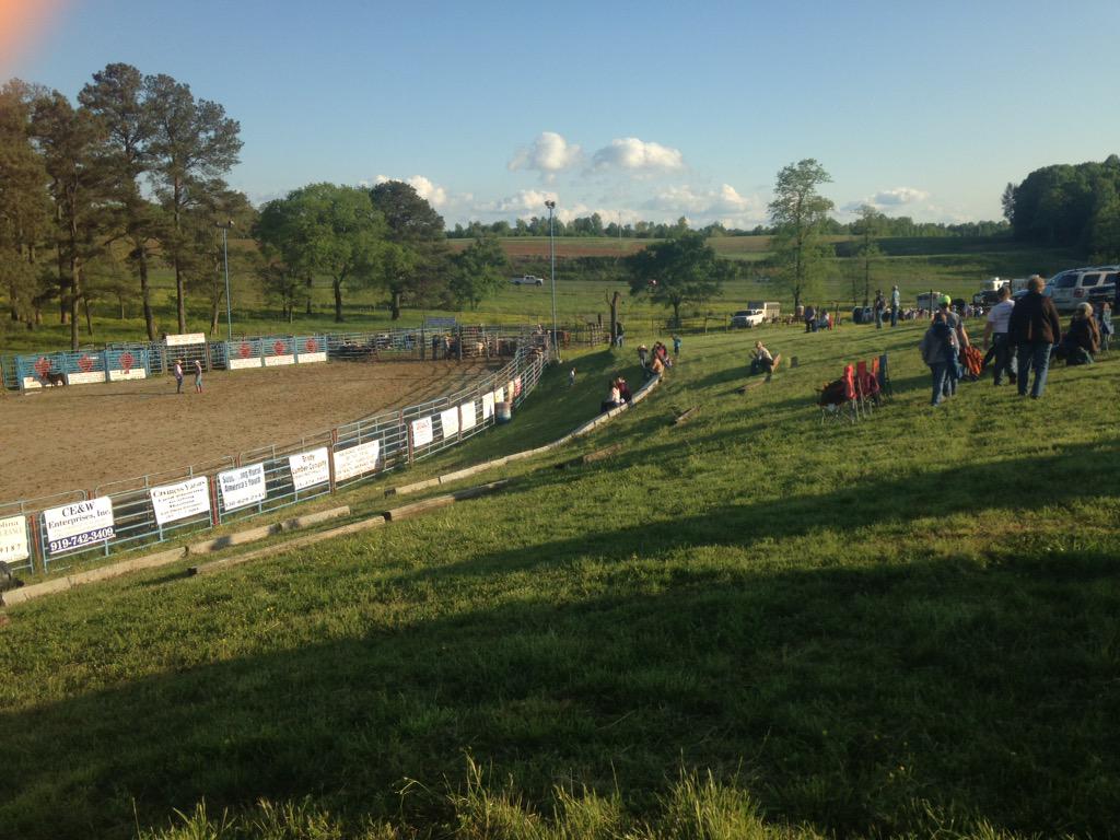 hannah_het's tweet photo. "the ropes the reins, the joy and pain, they call the thing rodeo" 🐎❤️ http://t.co/RoPSGizH1N
