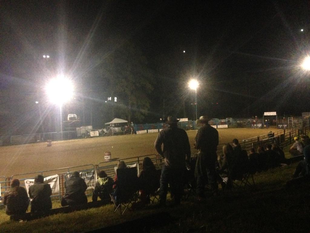 hannah_het's tweet photo. "the ropes the reins, the joy and pain, they call the thing rodeo" 🐎❤️ http://t.co/RoPSGizH1N