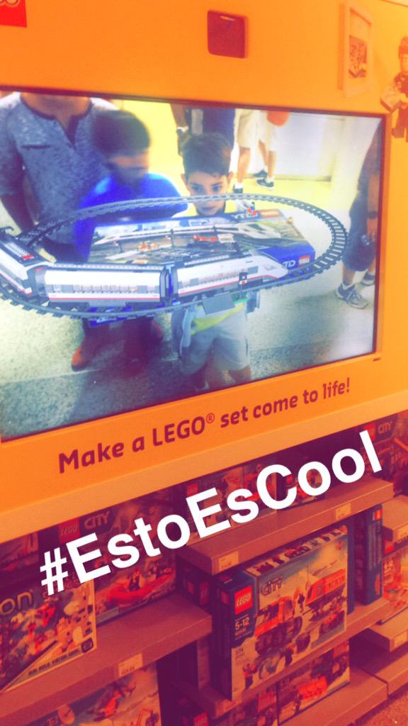 ReHaua7's tweet photo. Lego @ Downtown Disney #estoescool @HuracanCoyoacan http://t.co/yxdjc62SDS