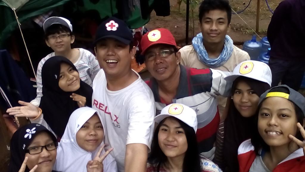 sma1parepare's tweet photo. Mau rambut anda berkilau seperti kami? @youthpeercamp #HarmonisasiKebersamaan http://t.co/wwaiMy6xmw