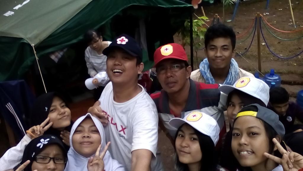 sma1parepare's tweet photo. Mau rambut anda berkilau seperti kami? @youthpeercamp #HarmonisasiKebersamaan http://t.co/wwaiMy6xmw