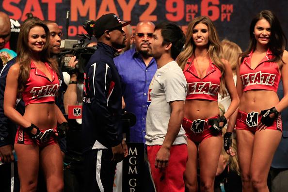 Floyd Mayweather sulla sinistra della FOTO