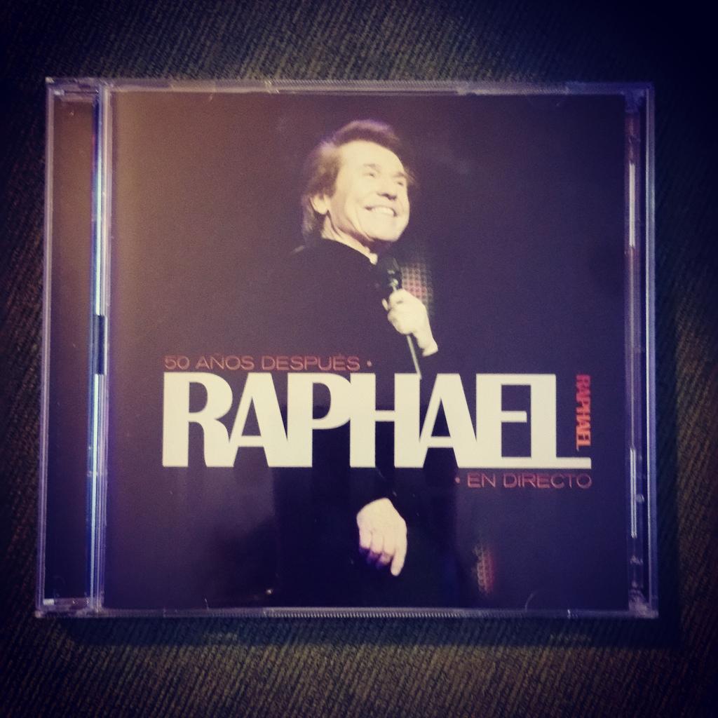 isasaya's tweet photo. Regalazo de mi gran amigo @willymg8 
Muchas gracias amore mio!!!
@RAPHAELartista #migrannoche #exitos #EnDirecto http://t.co/1evpvAAXs8