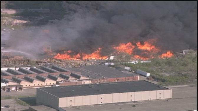 fox28columbus's tweet photo. CFD asking people in the area near recycling plant to stay inside, due to possible hazards from the smoke http://t.co/izzd1A6Yw5
