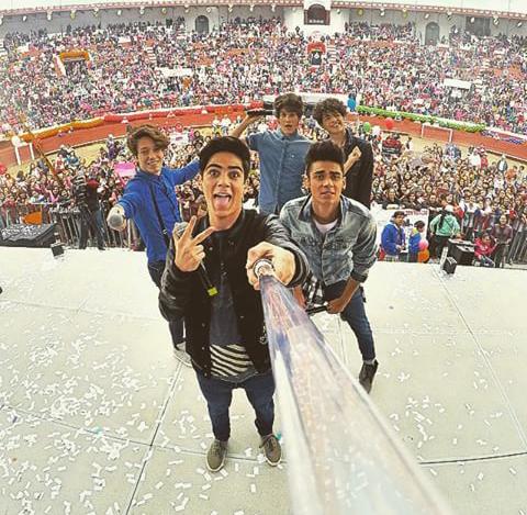 Az2406's tweet photo. Pachuca los ama
Coders asta el final ❤❤
@somosCD9 @soyfreddyleyva @soyalonsovillal @JosDice @soyalannavarro http://t.co/489pgUVeS1