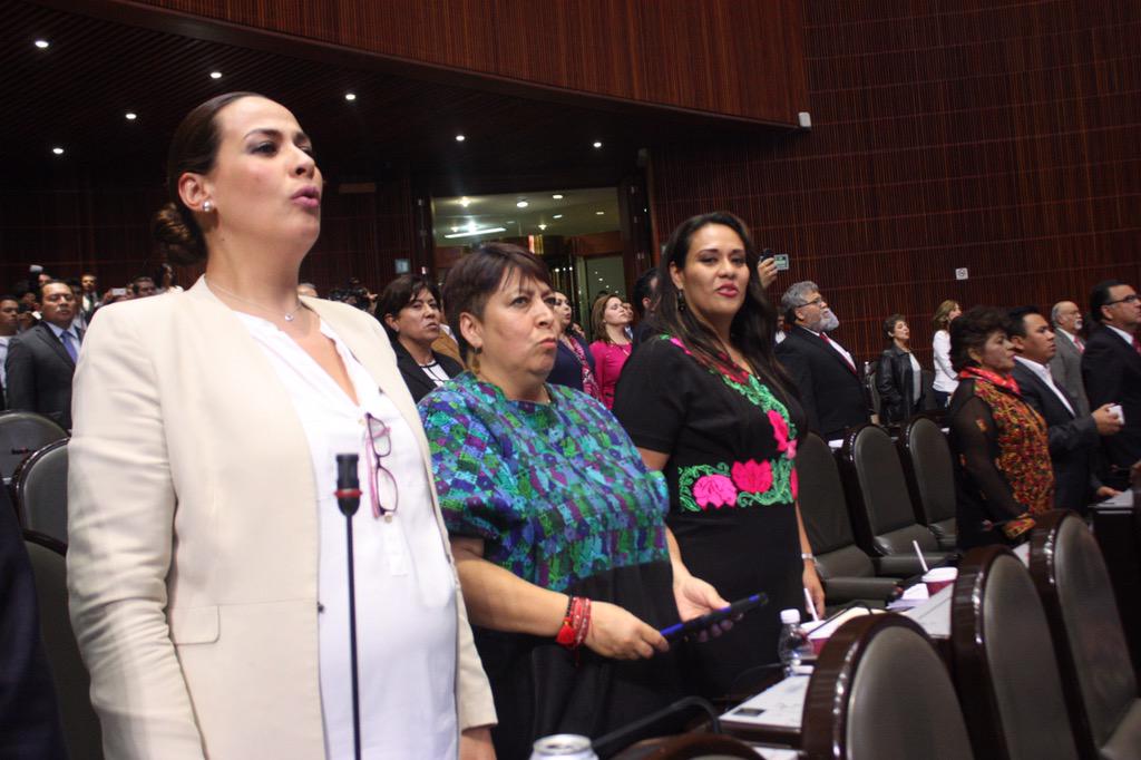 Lulu_Chiapas's tweet photo. Entonando el Himno Nacional en el cierre de esta Legislatura @MARTHAVITAL1 @barbararomo http://t.co/QlLdxzNG0o