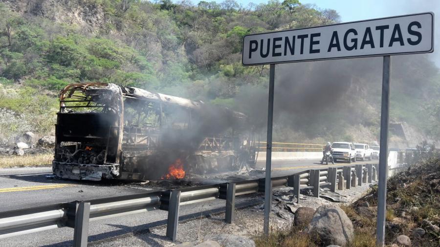 PodemosPueblo's tweet photo. #Narcobloqueos 
la realidad de @EPN
vehículos incendiados en JALISCO, COLIMA Y GUANAJUATO
@revistaproceso http://t.co/JaIMaBHpTG