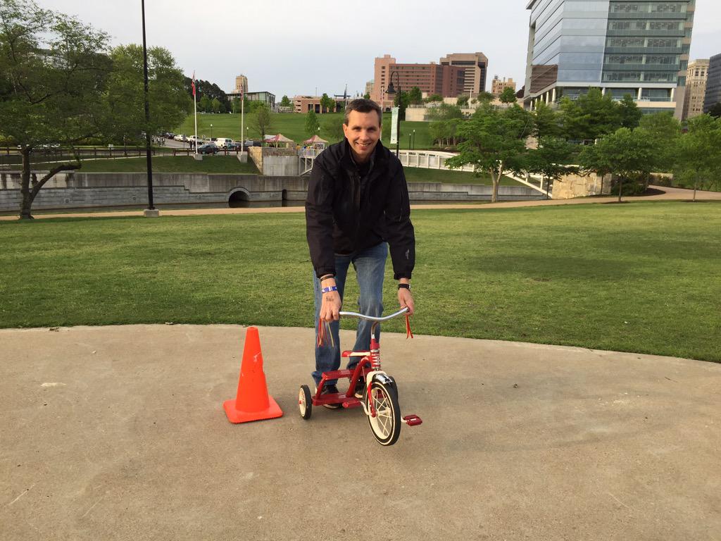 amyewalters's tweet photo. Big guy, little bike... #teamsb http://t.co/vrLzSUUk1D