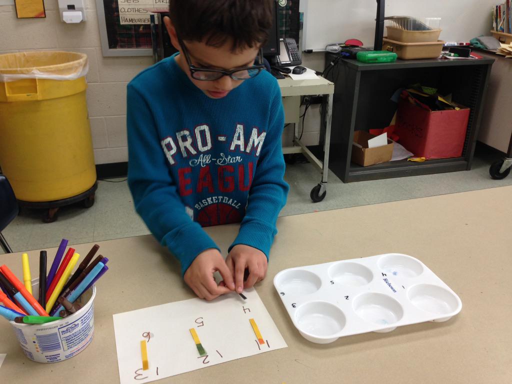 MsBallard_301's tweet photo. Testing to see which liquids are acids and bases! #madsciencefun #ilbsd13 http://t.co/uJCBFl7OIT