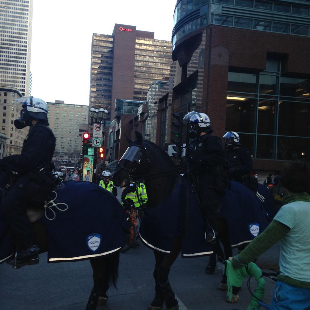 Tous le centreville gazé ft. Des chevaux, l'armée #manifencours