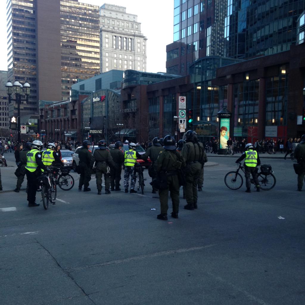 metanymie's tweet photo. Tous le centreville gazé ft. Des chevaux, l'armée #manifencours http://t.co/e0wEQhoHZl