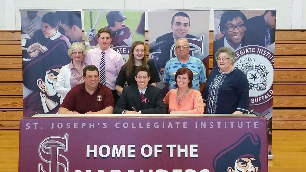 koszy_5's tweet photo. Thankful and couldn't be happier to sign today #OfficiallyD1Bound @bushleaguebryce @jginn15 😈 http://t.co/Ei4nac7cIs