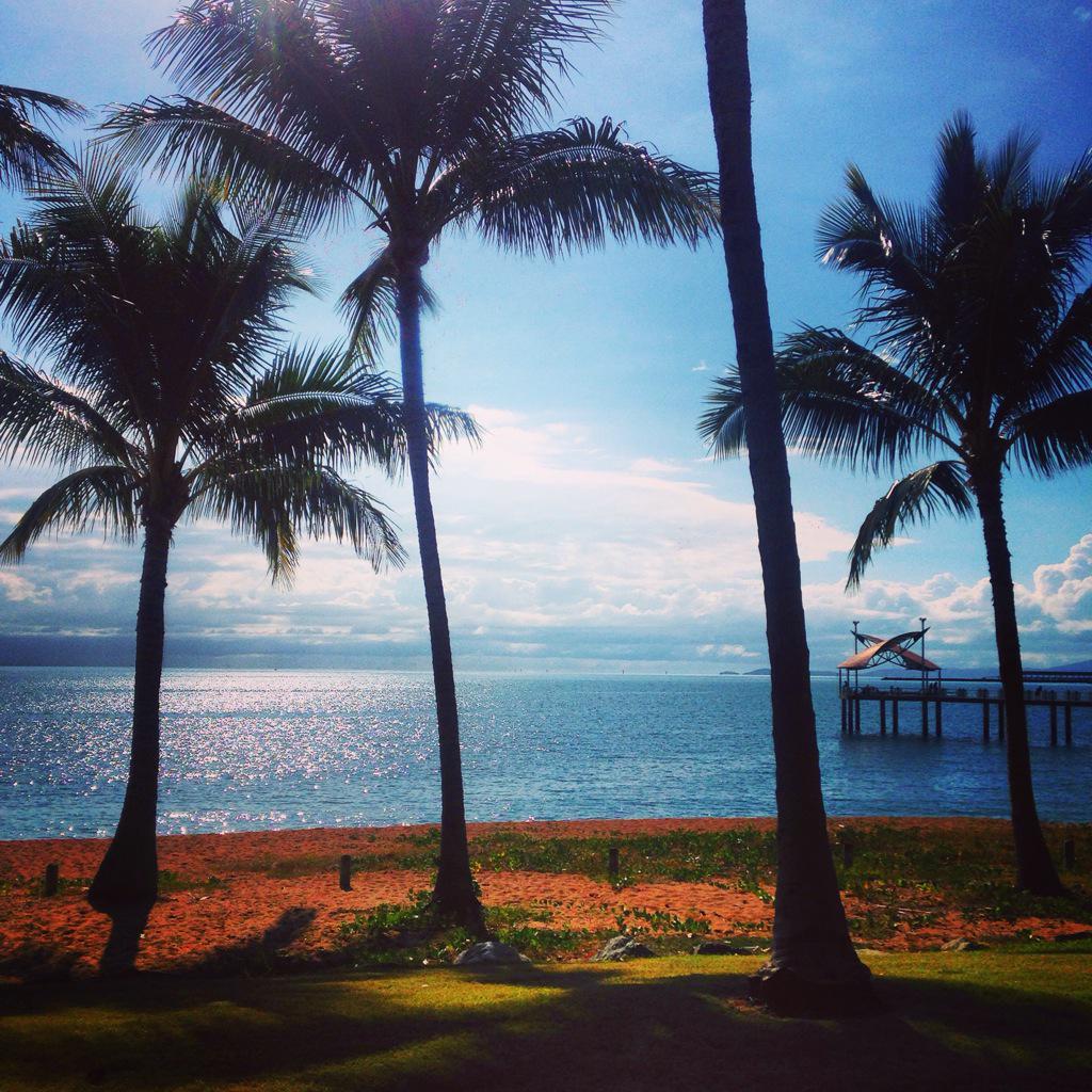 melissavdhaak's tweet photo. Diamonds on the water in paradise. @TownsvilleAus @Queensland #TownsvilleShines #thisisqueensland http://t.co/w2OoPuS2XL