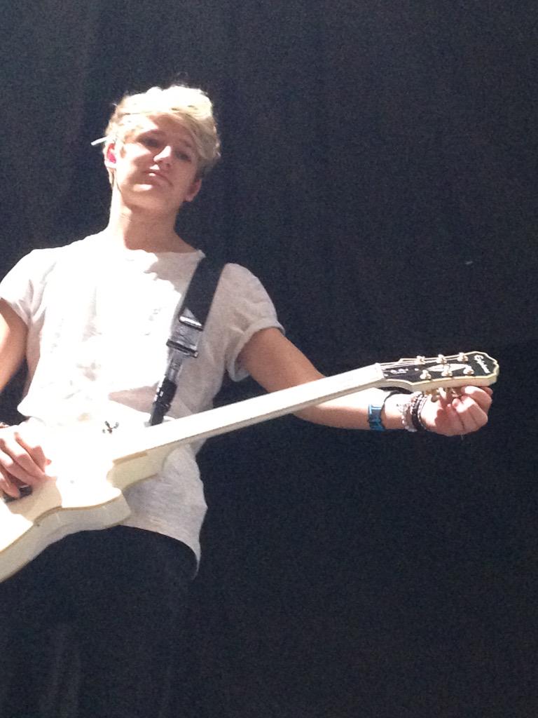 FoolForMendes_'s tweet photo. @thetidedrew @TheTide #TheTideAtTheO2 BEST NIGHT EVER http://t.co/ZGOvp3uEQU