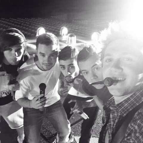 Mira_Rafflesia's tweet photo. :-) @onedirection @louis_tomlinson @zaynmalik @real_liam_payne @NiallOfficial @harry_styles #OneDirection1D http://t.co/mOOMSdHBbk