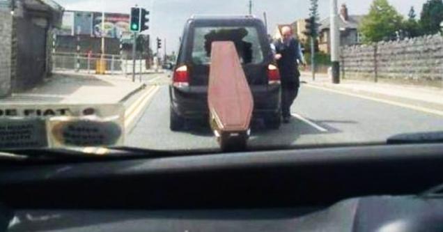 ebaumsworld's tweet photo. These 21 people are having a pretty bad day. 

http://t.co/n8VnPg1nmL http://t.co/gkX7yAHTID