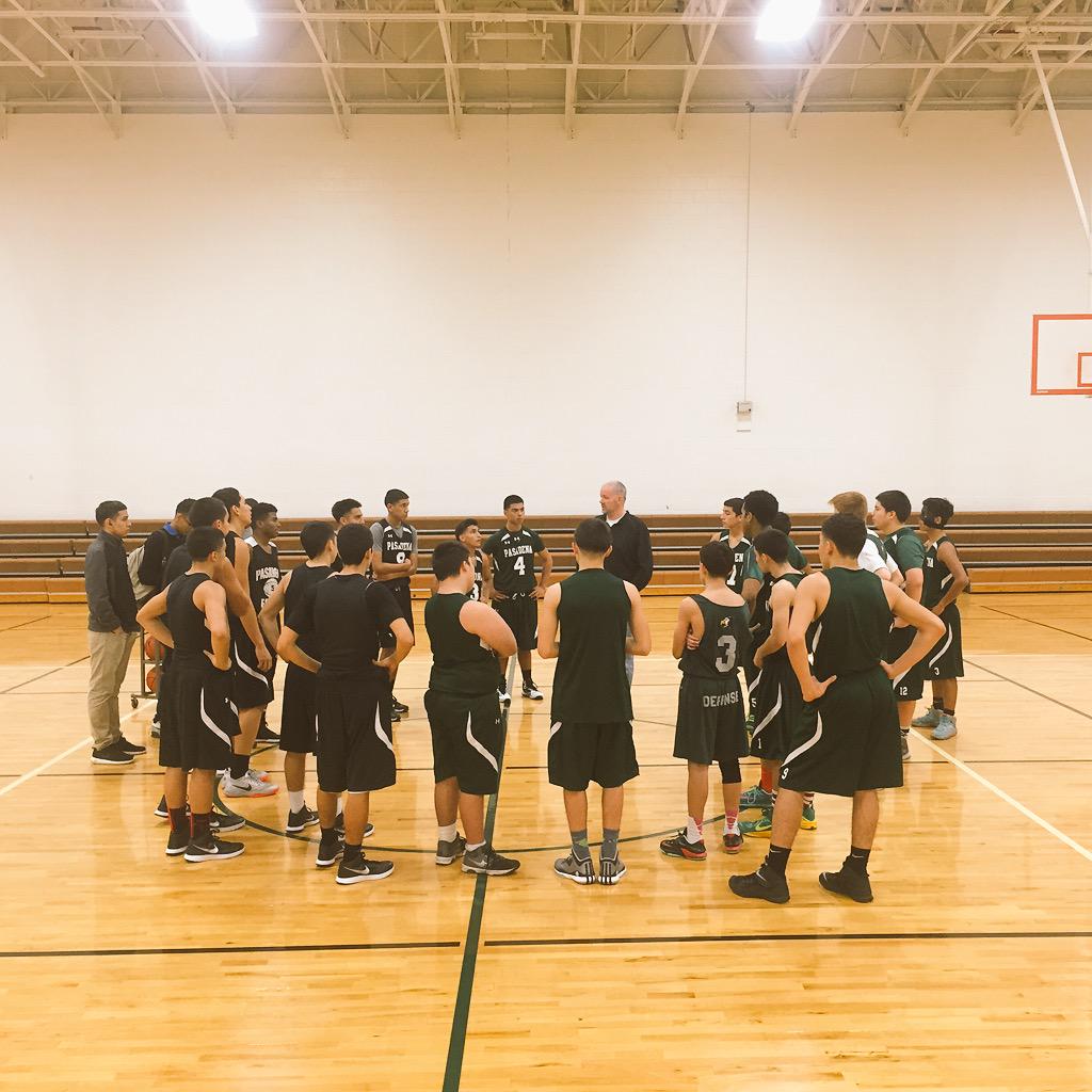 CoachBarnes1's tweet photo. #LaFamilia #RIPMedina @TXHoopRecruits @PasadenaISD_TX @djones8301 @RcsSports @Top100Talent @PasadenaHigh http://t.co/8c4w2DnT1f