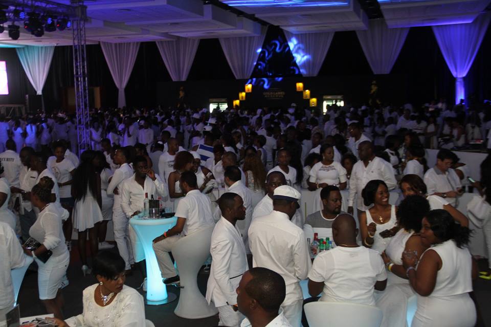pambaika's tweet photo. Kwa kupendezaji huo wa watu na siku mbili zilizo pita nguo nyeupe zitakuwa zilikuwa na soko kiasi gani #pambaika http://t.co/BPGMUmEktG