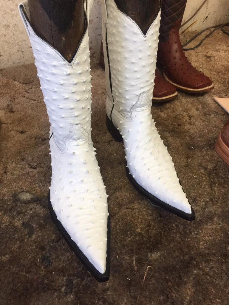 sauleljaguar's tweet photo. Gracias amis amigos de "EL CORA BOOTS" por este detalle búsquelo en Facebook como Gilbertomacedocastelan Fugaaaaa 😊✌️ http://t.co/yO0f9nzK4k