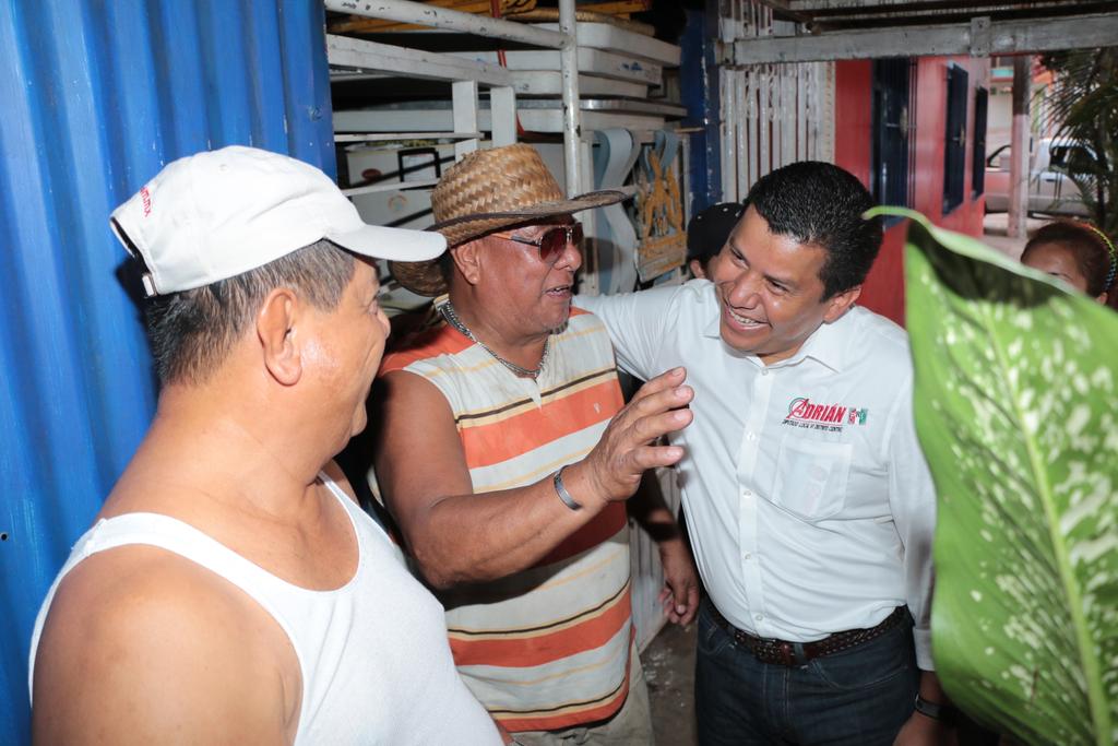 chuchosoriano's tweet photo. Saludando a los amigos de  atasta de serra @AHB_adrian  con los @JOVENES_AHB http://t.co/r0Naqfi8bw