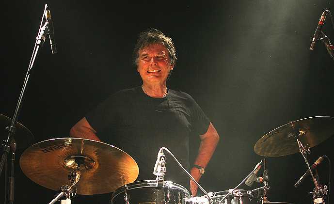 May 2, 1946 -- Future Kinks drummer Bob Henrit is born in Broxbourne, Hertfordshire, England. Happy Birthday Bob! 