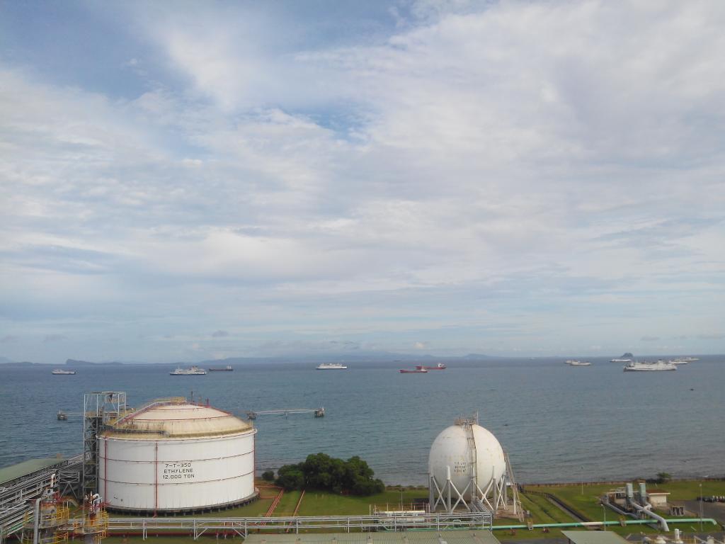 adipatiZuro's tweet photo. Sunda strait today... http://t.co/0utjszZPnV