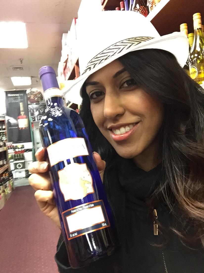 ImRosyR's tweet photo. Promo @BartenuraBlue #modelRosy @imrosyr on IG #love #vino #promo #livelovelaugh http://t.co/G7MCtuFOr7