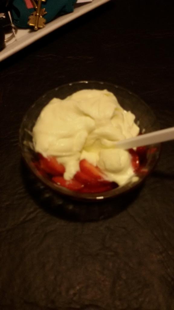 AldanaD22's tweet photo. Día lluvioso, frutillas con crema con Ale y Tincho. http://t.co/zAgnlPGF4r