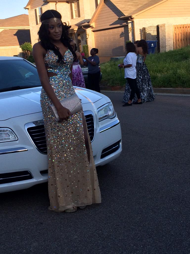 Kuntry__Grammar's tweet photo. My little sisters growing up on me mane!!! ๐ข #SouthwindProm http://t.co/DSXbhRO0su