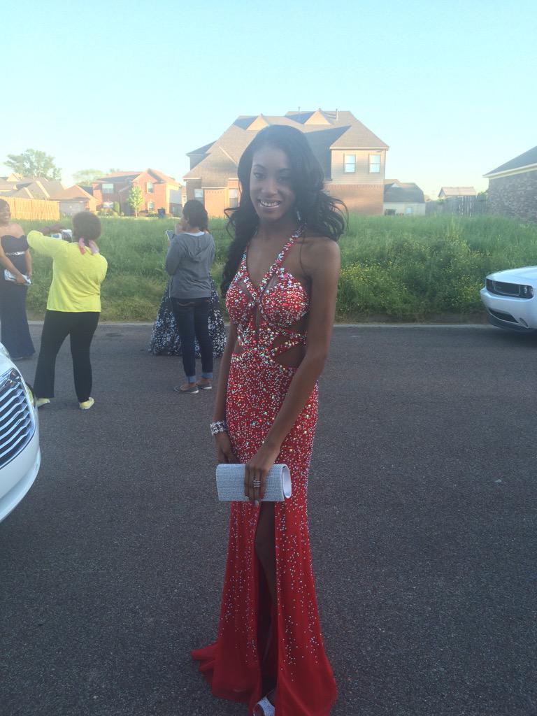 Kuntry__Grammar's tweet photo. My little sisters growing up on me mane!!! ๐ข #SouthwindProm http://t.co/DSXbhRO0su