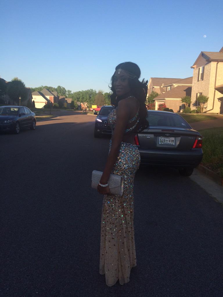 Kuntry__Grammar's tweet photo. My little sisters growing up on me mane!!! ๐ข #SouthwindProm http://t.co/DSXbhRO0su