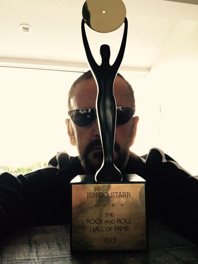 ringostarrmusic's tweet photo. Me and my little friend peace and love Rock 'n roll Hall of Fame 😎✌️🌟💖👏👏✈️ http://t.co/xO028bMNax