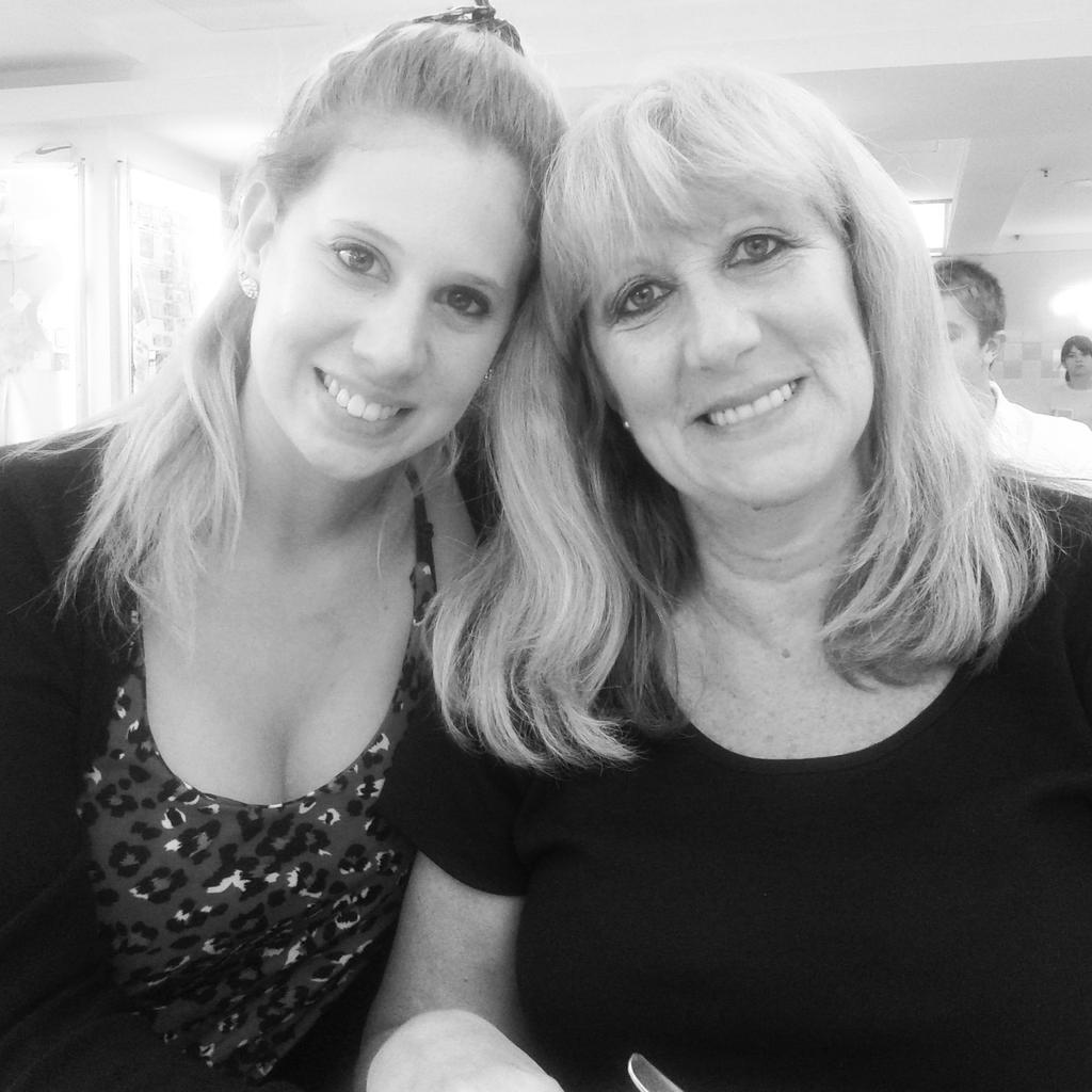 Yaninaalevaz's tweet photo. Con Mamá #Merendando #MuuLecheria http://t.co/seUluMcsDj